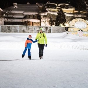 Eislaufen in Radstadt am Natur Eislaufplatz ausflugstipp mamilade