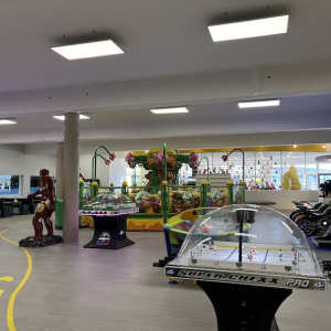 playworld spielberg indoor freizeitpark eingangsbereich gaming zone  mamilade ausflugstipps