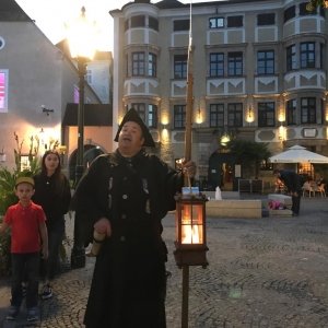 Der Nachwächter führt Familien durch die Linzer Altstadt